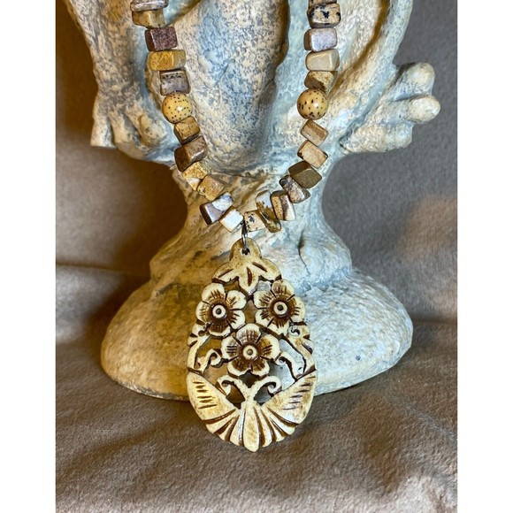 Necklace of Agate Chips With Oval Butterfly and Flower Pendant - Picture 2 of 3